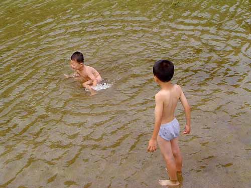 예전엔 홀딱 벗고 놀았지요. 